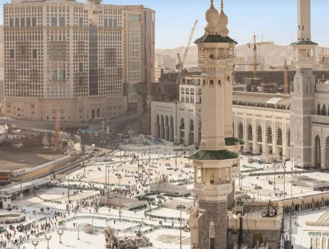 ساحات المسجد الحرام ومآذنه من نافذة فندق قريب