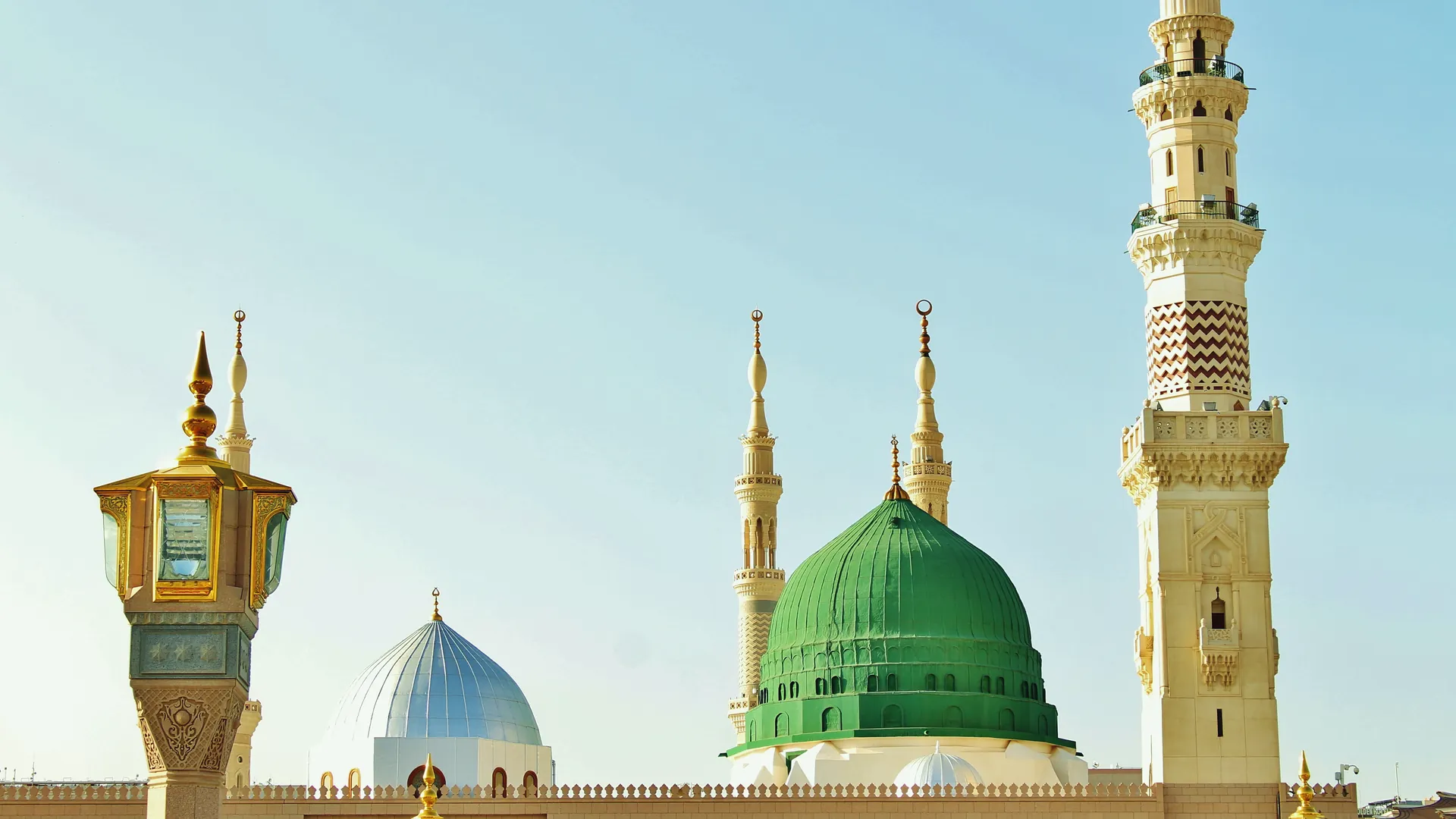 القبة الخضراء ومآذن المسجد النبوي في سماء صافية